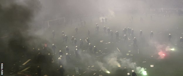 Violence at the Athens derby between Panathinaikos and Olympiakos