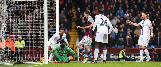 A bad mistake by Crystal Palace keeper Wayne Hennessey helped earn Aston Villa victory