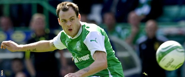 Anthony Stokes playing for Hibernian in 2010