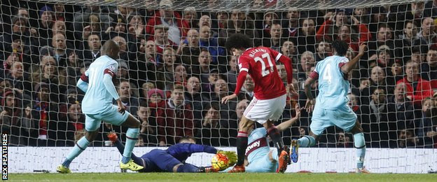 Manchester United midfielder Marouane Fellaini