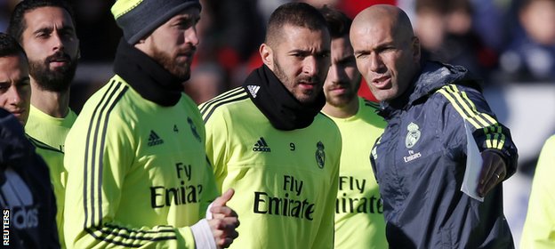 Zidane chats to Karim Benzema