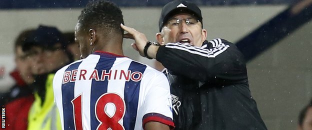 Saido Berahino shakes the hand of Tony Pulis