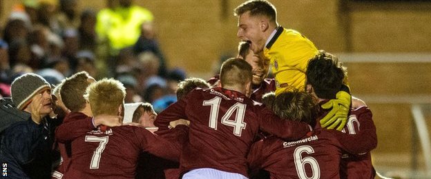 Linlithgow Rose celebrate Kevin Kelbie's winning goal