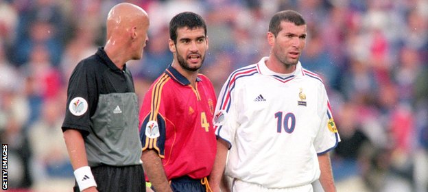 Zidane (right) and Guardiola were rivals on the pitch