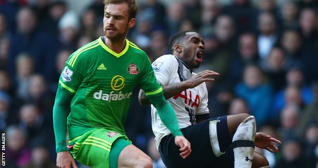 Jan Kirchhoff fouls Danny Rose