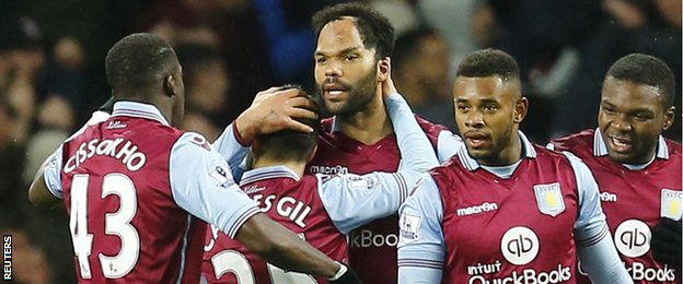 Joleon Lescott (centre)