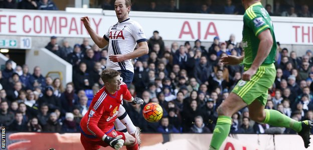 Jordan Pickford saves from Harry Kane