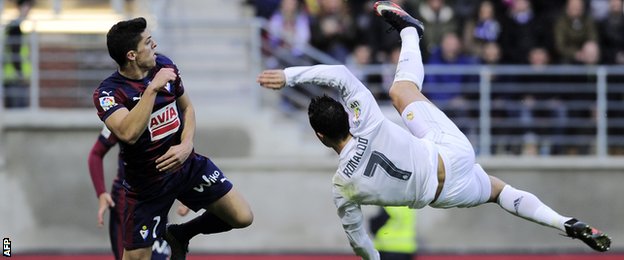 Cristiano Ronaldo fails with an overhead kick at Eibar